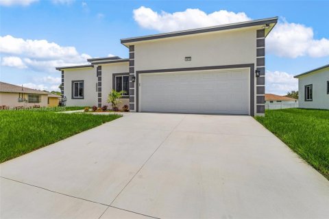 House in Lehigh Acres, Florida 4 bedrooms, 202.53 sq.m. № 1779528 - photo 2