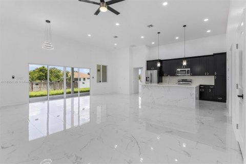 House in Lehigh Acres, Florida 4 bedrooms, 202.53 sq.m. № 1779528 - photo 6