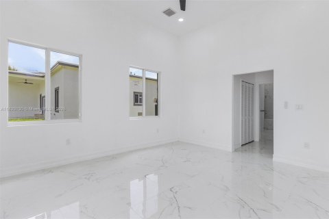 House in Lehigh Acres, Florida 4 bedrooms, 202.53 sq.m. № 1779528 - photo 15