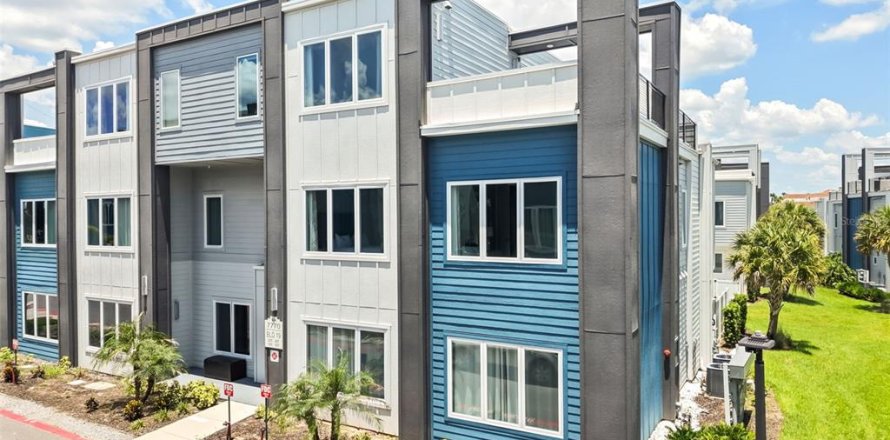 Condominio en Four Corners, Florida, 5 dormitorios № 2235920