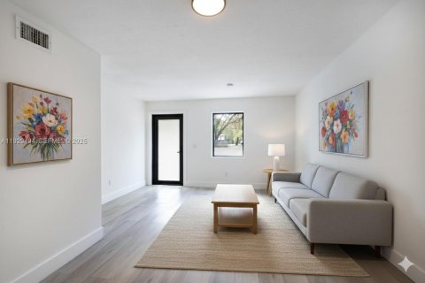 Villa ou maison à louer à Miami, Floride: 2 chambres, 486.71 m2 № 1987800 - photo 3