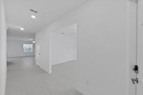 Casa en venta en Zephyrhills, Florida, 6 dormitorios, 287.25 m2 № 2334299 - foto 5