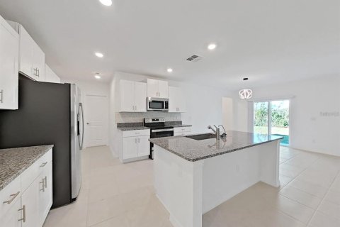 Casa en venta en Zephyrhills, Florida, 6 dormitorios, 287.25 m2 № 2334299 - foto 11