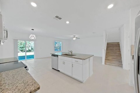 Casa en venta en Zephyrhills, Florida, 6 dormitorios, 287.25 m2 № 2334299 - foto 9