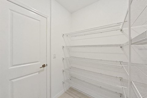 Casa en venta en Zephyrhills, Florida, 6 dormitorios, 287.25 m2 № 2334299 - foto 12