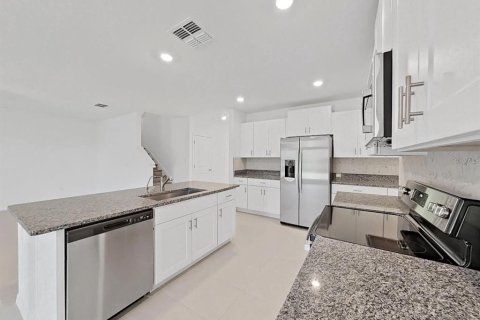 Casa en venta en Zephyrhills, Florida, 6 dormitorios, 287.25 m2 № 2334299 - foto 10