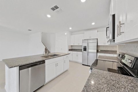 Casa en venta en Zephyrhills, Florida, 6 dormitorios, 287.25 m2 № 2334299 - foto 8