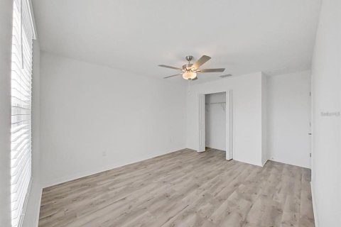 Casa en venta en Zephyrhills, Florida, 6 dormitorios, 287.25 m2 № 2334299 - foto 30