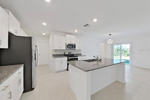 Casa en venta en Zephyrhills, Florida, 6 dormitorios, 287.25 m2 № 2334299 - foto 6