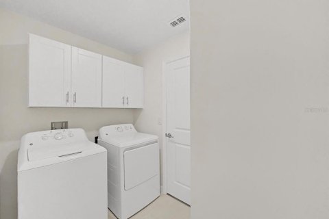 Casa en venta en Zephyrhills, Florida, 6 dormitorios, 287.25 m2 № 2334299 - foto 16