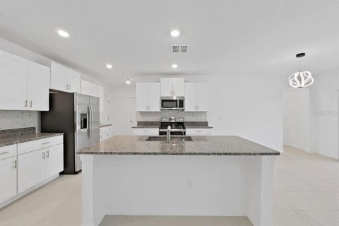 Casa en venta en Zephyrhills, Florida, 6 dormitorios, 287.25 m2 № 2334299 - foto 7