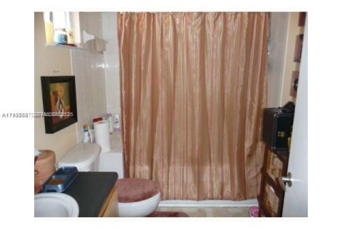 Adosado en North Miami Beach, Florida 3 dormitorios, 104.33 m2 № 2054220