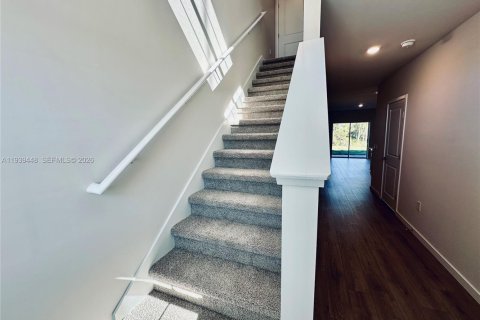 Touwnhouse à louer à Lehigh Acres, Floride: 3 chambres, 136.01 m2 № 1998366 - photo 3