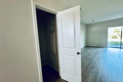 Touwnhouse à louer à Lehigh Acres, Floride: 3 chambres, 136.01 m2 № 1998366 - photo 9