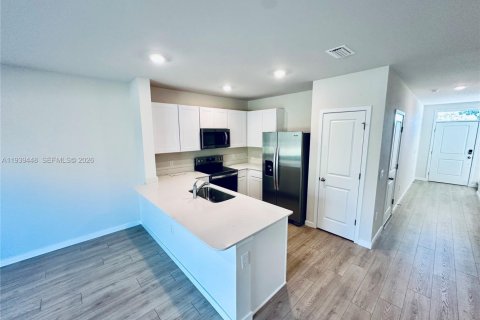 Touwnhouse à louer à Lehigh Acres, Floride: 3 chambres, 136.01 m2 № 1998366 - photo 4