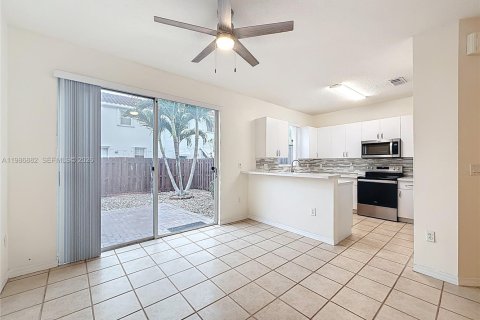 Снять в аренду таунхаус в Дорал, Флорида 3 спальни, 146.6м2, № 2044836 - фото 10