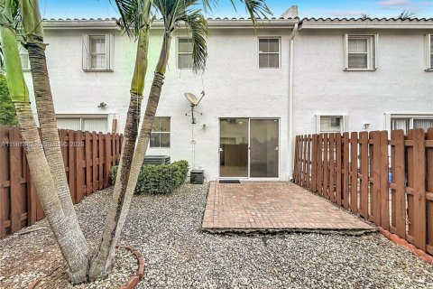 Снять в аренду таунхаус в Дорал, Флорида 3 спальни, 146.6м2, № 2044836 - фото 28