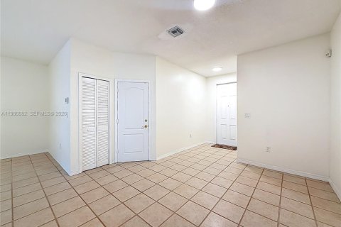 Снять в аренду таунхаус в Дорал, Флорида 3 спальни, 146.6м2, № 2044836 - фото 6