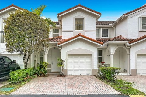 Таунхаус в Дорал, Флорида 3 спальни, 146.6м2 № 2044836