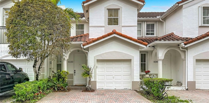 Таунхаус в Дорал, Флорида 3 спальни, 146.6м2 № 2044836