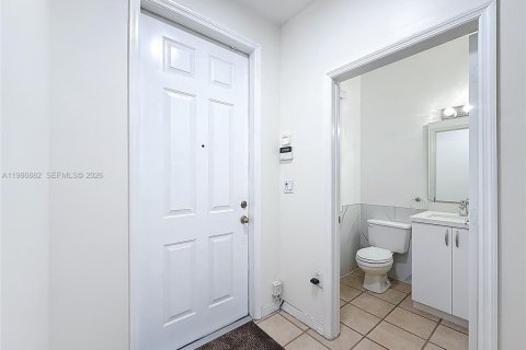 Снять в аренду таунхаус в Дорал, Флорида 3 спальни, 146.6м2, № 2044836 - фото 5