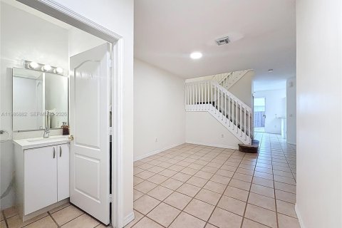 Снять в аренду таунхаус в Дорал, Флорида 3 спальни, 146.6м2, № 2044836 - фото 4