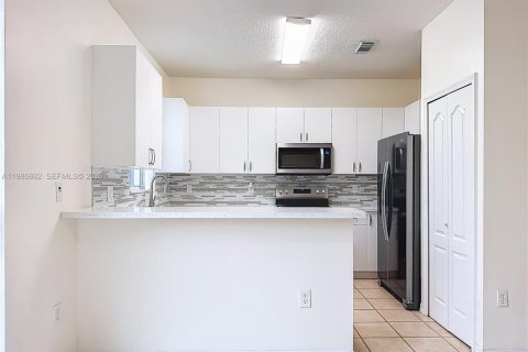 Снять в аренду таунхаус в Дорал, Флорида 3 спальни, 146.6м2, № 2044836 - фото 11