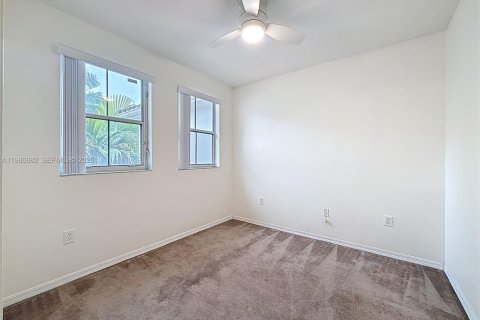 Снять в аренду таунхаус в Дорал, Флорида 3 спальни, 146.6м2, № 2044836 - фото 22