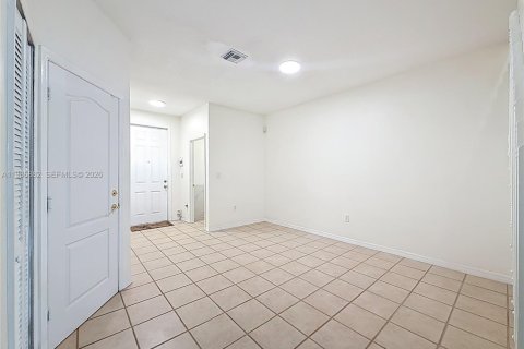 Снять в аренду таунхаус в Дорал, Флорида 3 спальни, 146.6м2, № 2044836 - фото 3