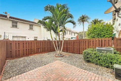 Снять в аренду таунхаус в Дорал, Флорида 3 спальни, 146.6м2, № 2044836 - фото 27