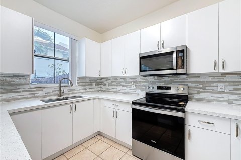 Снять в аренду таунхаус в Дорал, Флорида 3 спальни, 146.6м2, № 2044836 - фото 13