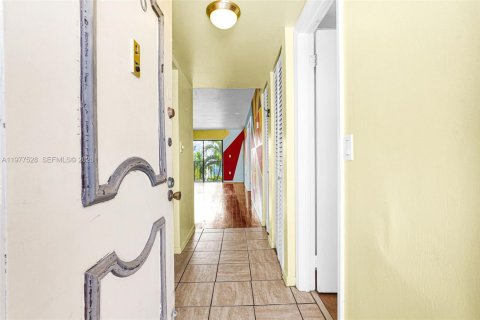 Купить кондоминиум в Майами-Бич, Флорида 1 спальня, 67.82м2, № 2043479 - фото 2