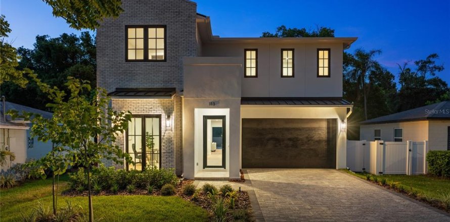 House in Orlando, Florida 5 bedrooms, 322.37 sq.m. № 1870175