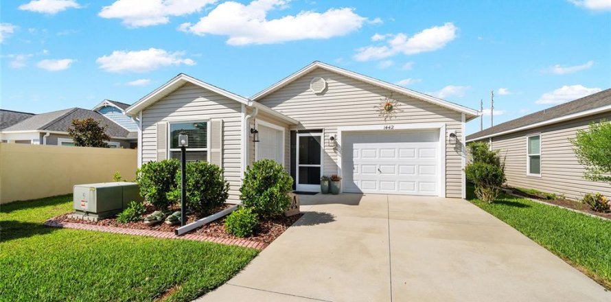 House in The Villages, Florida 2 bedrooms, 116.78 sq.m. № 2226417