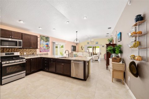 House in The Villages, Florida 2 bedrooms, 116.78 sq.m. № 2226417 - photo 23
