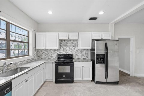 House in Tampa, Florida 3 bedrooms, 117.06 sq.m. № 1813543 - photo 8