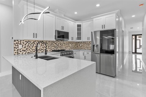 House in Tampa, Florida 3 bedrooms, 150.32 sq.m. № 2102533 - photo 5