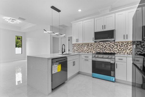 House in Tampa, Florida 3 bedrooms, 150.32 sq.m. № 2102533 - photo 6