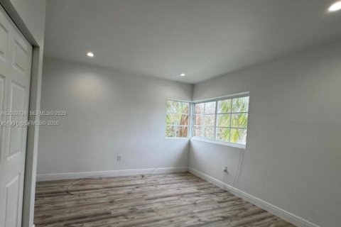 Снять в аренду квартиру в Майами-Бич, Флорида 2 спальни, 558.16м2, № 2088169 - фото 3