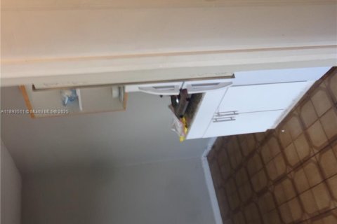 Снять в аренду коммерческую недвижимость в Майами-Гарденс, Флорида 1 спальня, 18.58м2, № 1945533 - фото 3