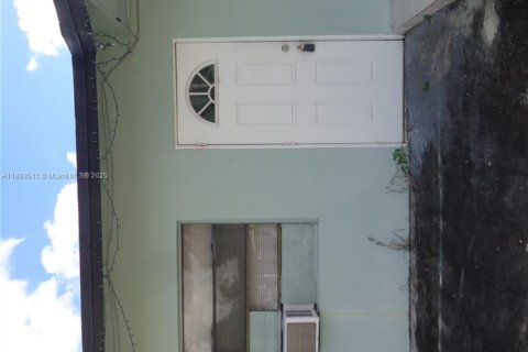 Снять в аренду коммерческую недвижимость в Майами-Гарденс, Флорида 1 спальня, 18.58м2, № 1945533 - фото 1