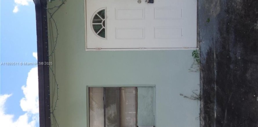 Коммерческая недвижимость в Майами-Гарденс, Флорида 1 спальня, 18.58м2 № 1945533