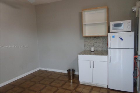 Снять в аренду коммерческую недвижимость в Майами-Гарденс, Флорида 1 спальня, 18.58м2, № 1945533 - фото 10