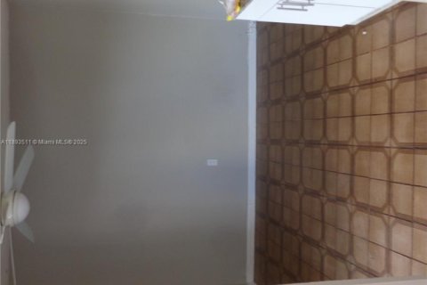 Снять в аренду коммерческую недвижимость в Майами-Гарденс, Флорида 1 спальня, 18.58м2, № 1945533 - фото 2