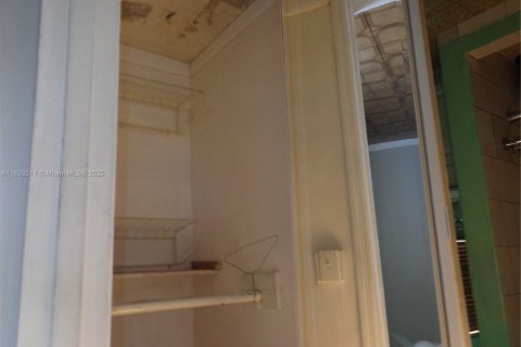 Снять в аренду коммерческую недвижимость в Майами-Гарденс, Флорида 1 спальня, 18.58м2, № 1945533 - фото 9