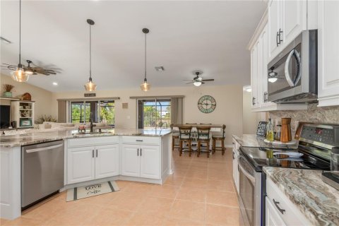 House in Port Charlotte, Florida 4 bedrooms, 209.87 sq.m. № 2117392 - photo 15