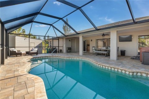 House in Port Charlotte, Florida 4 bedrooms, 209.87 sq.m. № 2117392 - photo 10