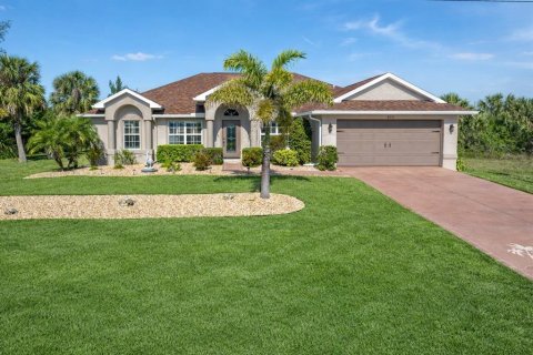 House in Port Charlotte, Florida 4 bedrooms, 209.87 sq.m. № 2117392 - photo 2