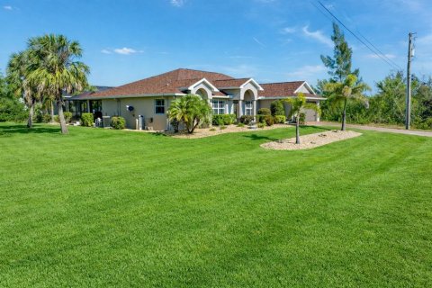 House in Port Charlotte, Florida 4 bedrooms, 209.87 sq.m. № 2117392 - photo 3