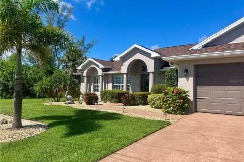 House in Port Charlotte, Florida 4 bedrooms, 209.87 sq.m. № 2117392 - photo 4